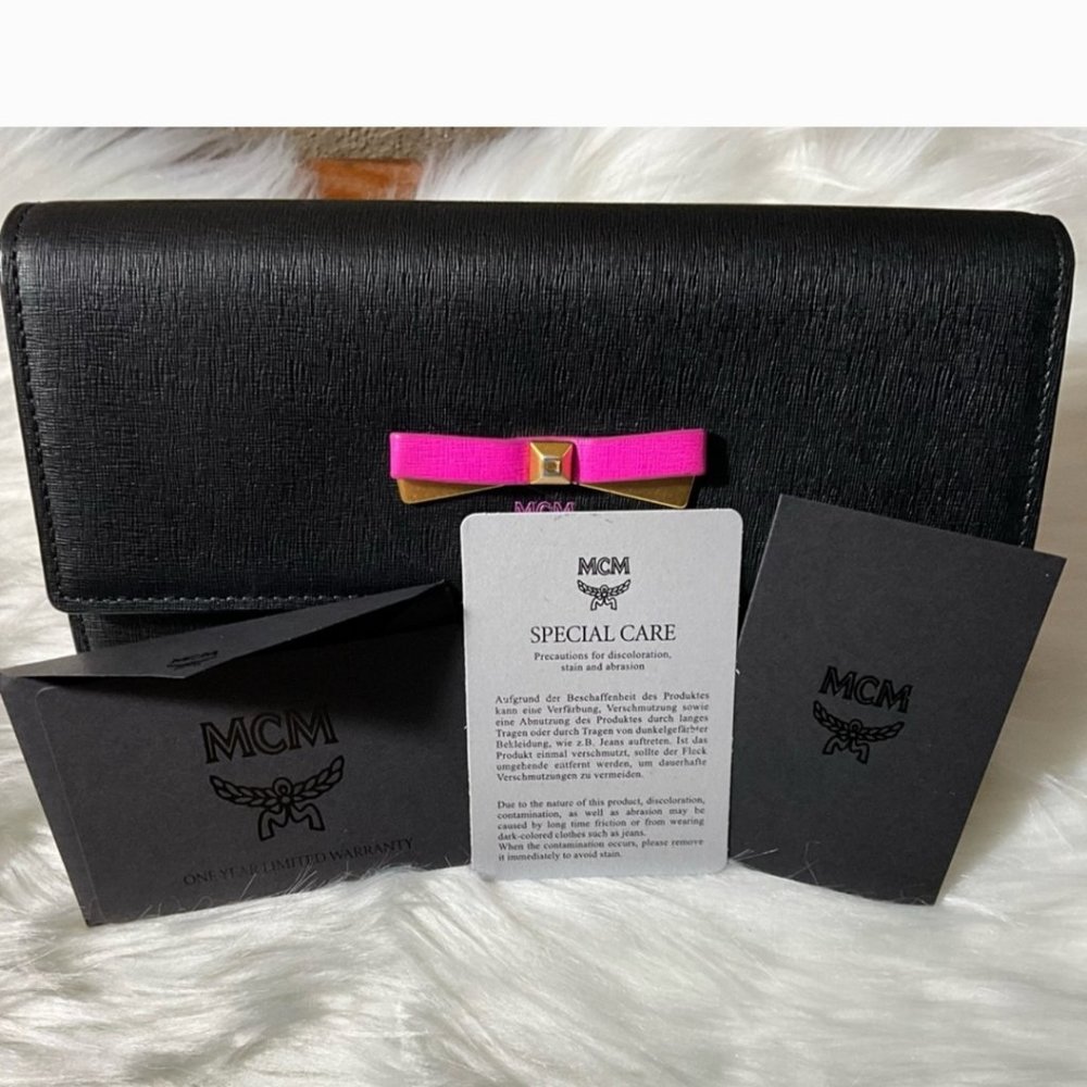 MCM SAFFIANO LEATHER LONG WALLET EXCELLENT LIKE NEW CONDITION. NO CALL OUTS